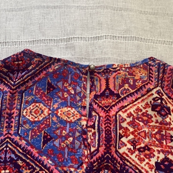 Everly shortsleeved blouse with bright colors and key hole button. - Picture 7 of 7